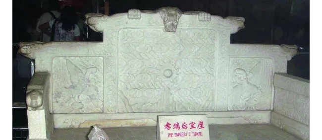 中國嘉德2019春拍精品導(dǎo)覽 | 從國內(nèi)第一次明清古家具展說起——記中國嘉德春拍之紫檀有束腰三屏風(fēng)式扶手椅成對(duì)
